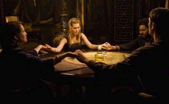 La catena umana alla luce tremula